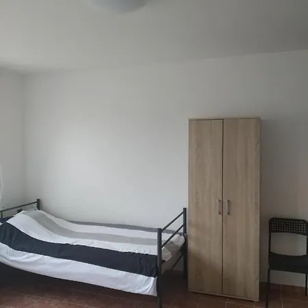 V Merunkovem Sadu Sakvice